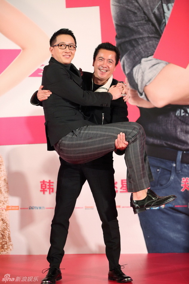 还遭男星郑恺"强吻,更被华谊老板王中磊"公主抱,堪称"激情四射"