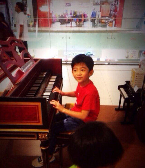 张柏芝两子逛琴行：lucas弹钢琴架势足(图)