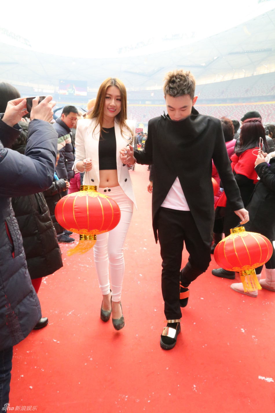 组图:孙敬媛白西装亮相华语音乐排行榜