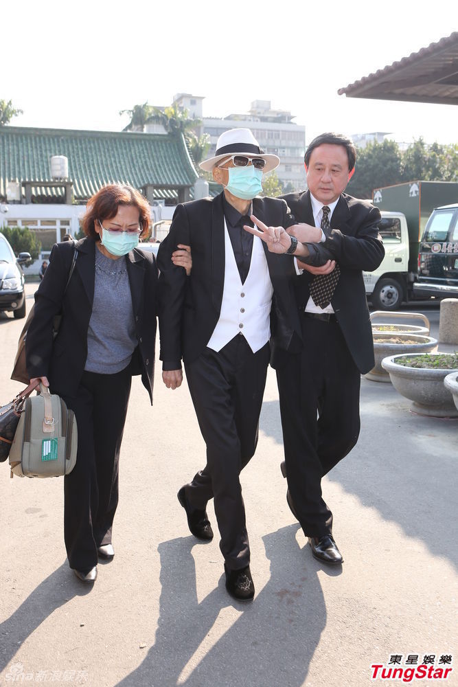 组图:胡瓜母亲告别式 张菲高凌风现身哀悼 -- 佛