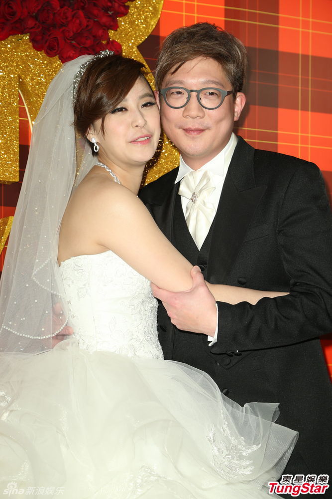 黄小柔婚纱_黄小柔性感