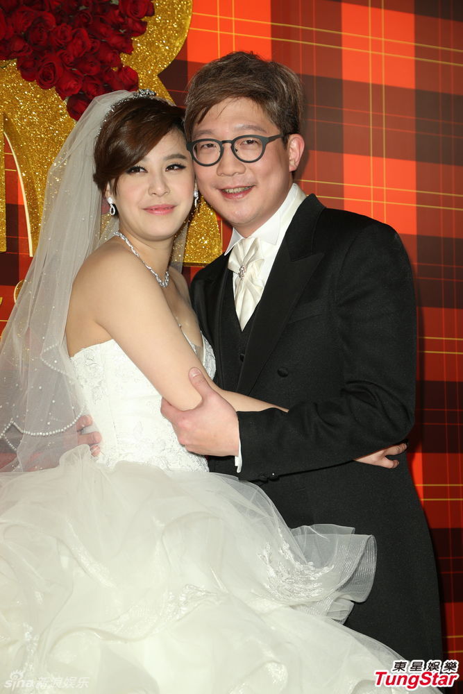 黄小柔婚纱_黄小柔性感