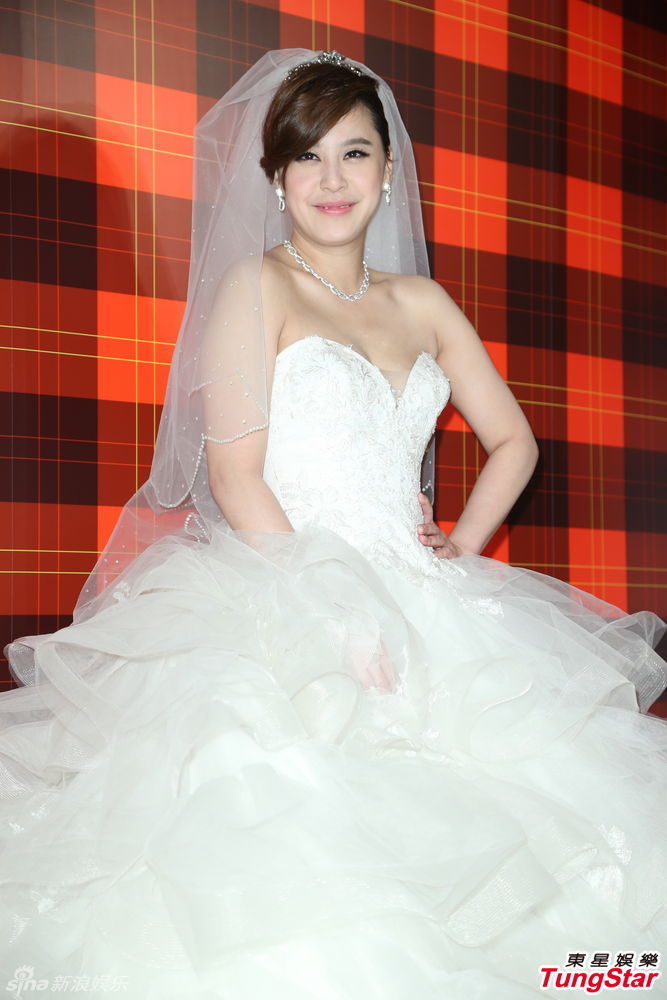 黄小柔婚纱_黄小柔性感