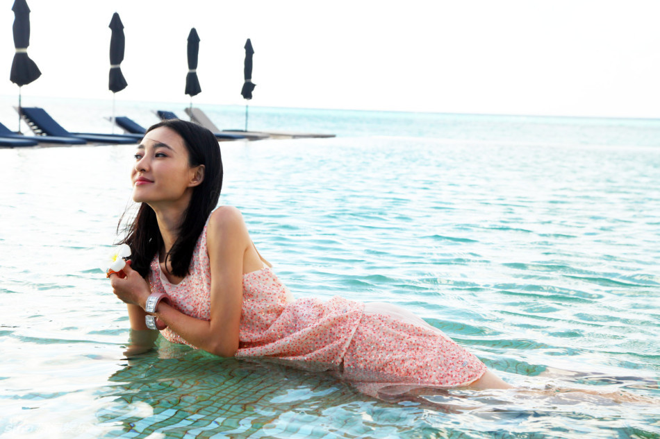 组图:王丽坤泳池湿身写真 清新灵动笑靥如花_高清图集_新浪网