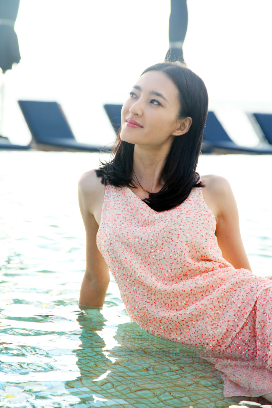 组图:王丽坤泳池湿身写真 清新灵动笑靥如花_高清图集