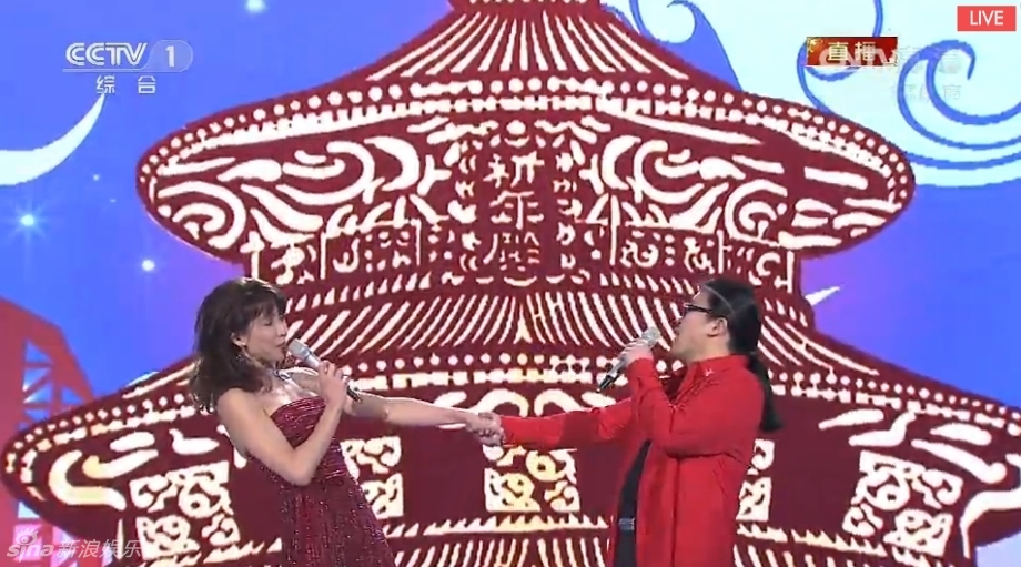 组图:苏菲-玛索刘欢春晚合唱《玫瑰人生》