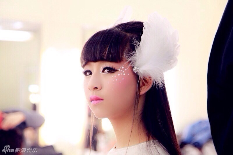 组图:小彩旗春晚后台照曝光 飘逸白裙嘟嘴卖萌