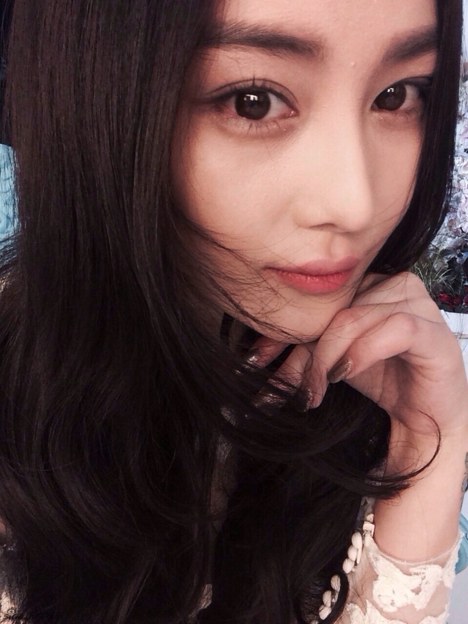 组图:张馨予发美照长发遮脸 网友大呼女神