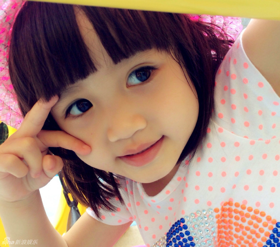 钟丽缇爱女 Cayla 四岁生日 捧元宝甜笑