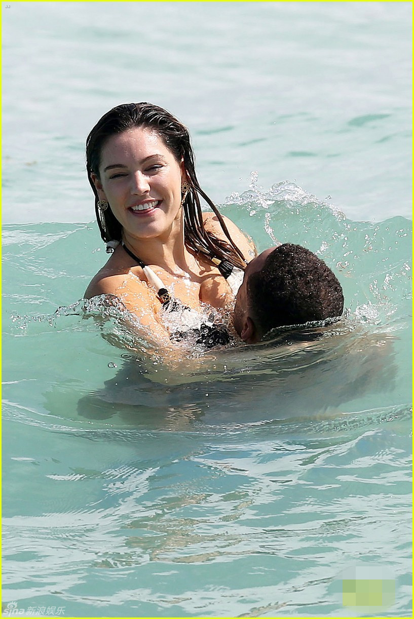 新浪娱乐讯 日前,超模凯莉-布鲁克(kelly brook)现身迈阿密海滩,她身