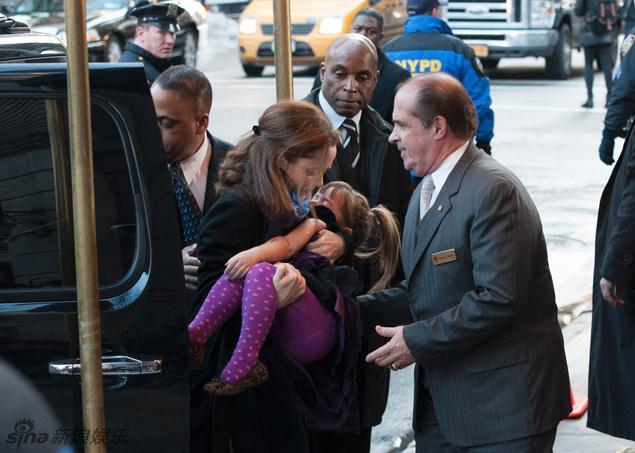 组图:霍夫曼亲朋好友殡仪馆为其守夜 -- 佛山E