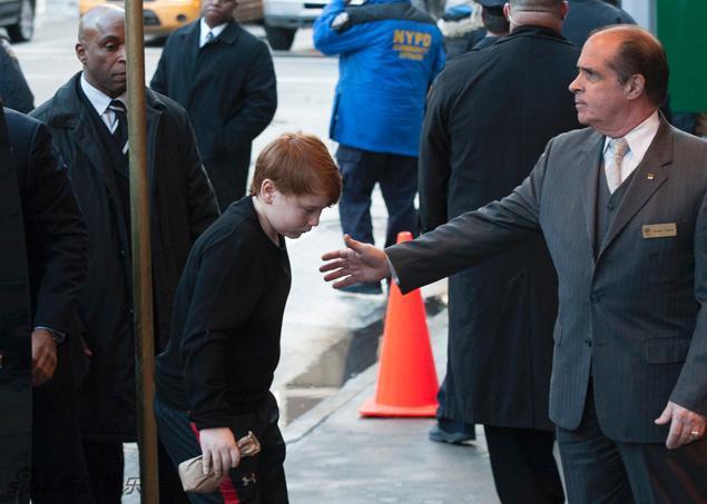 组图:霍夫曼亲朋好友殡仪馆为其守夜 -- 佛山E