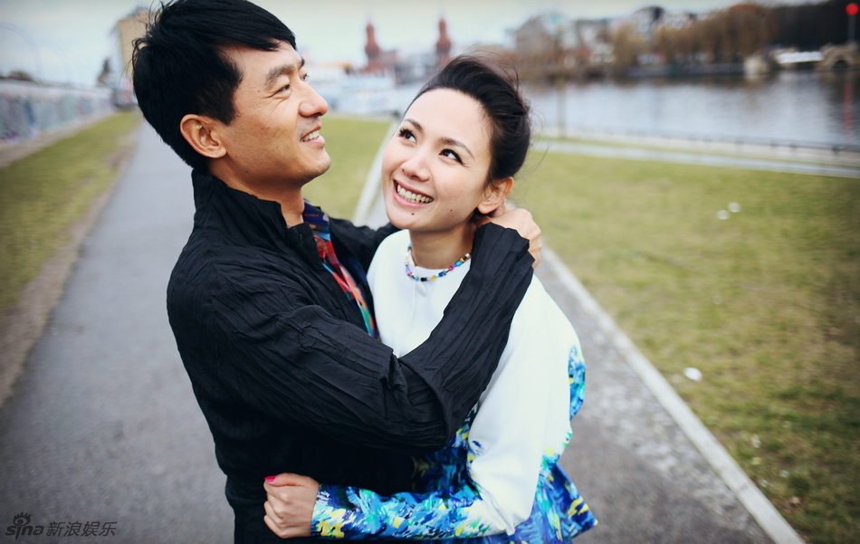 组图:郭晓冬程莉莎柏林街拍 手牵手过情人节