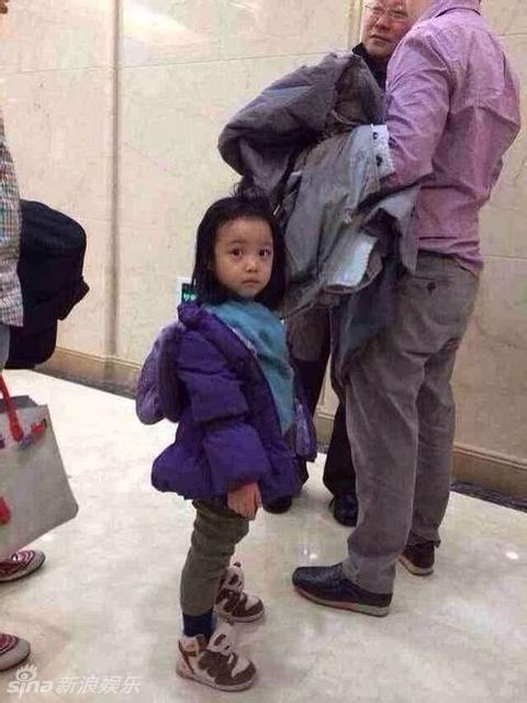 组图:曝赵薇爱女小四月萌照 母女海洋馆看海豚_高清