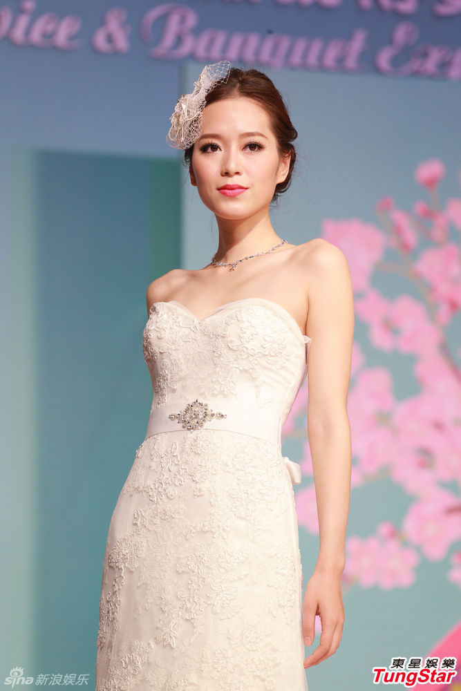 婚纱男女走秀_婚纱走秀(3)