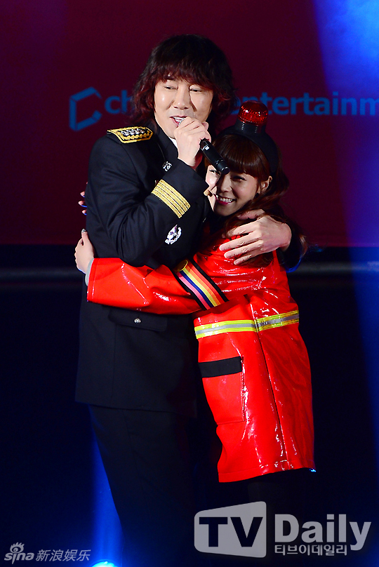 组图:韩蜡笔团金长勋慰问消防兵