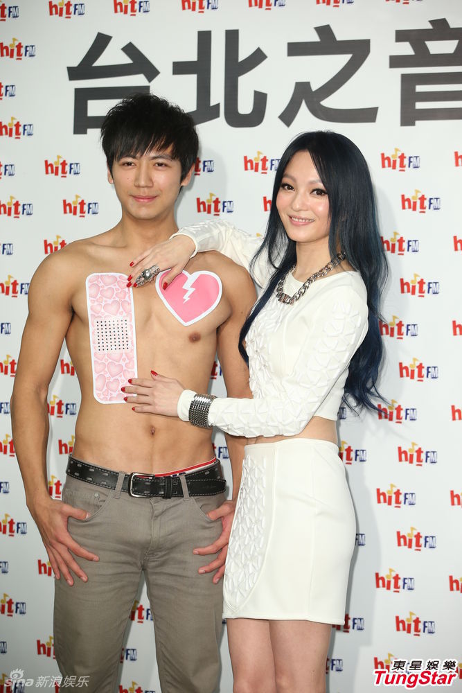 组图:张韶涵白裙露蛮腰 摸猛男胸肌自称很害羞