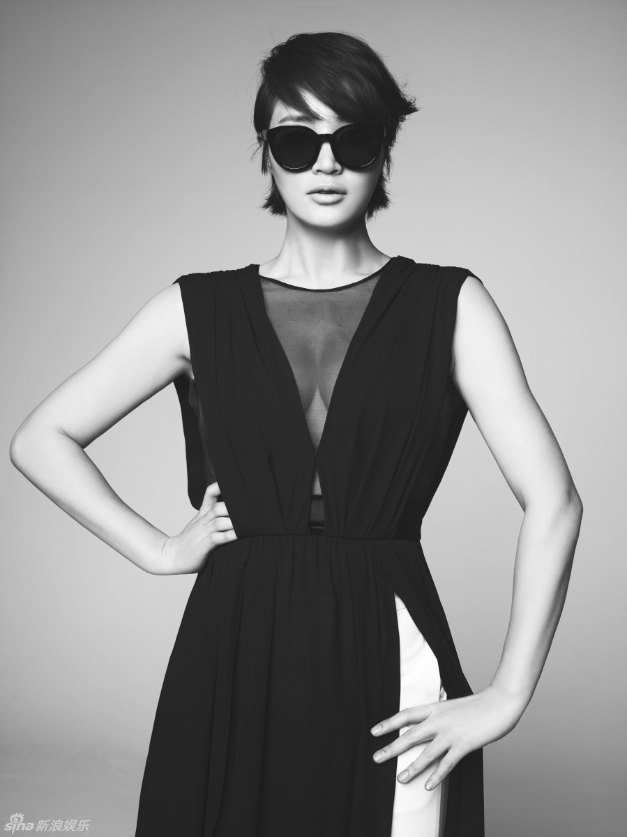 组图:金惠秀拍写真 秀事业线美腿诠释性感美_