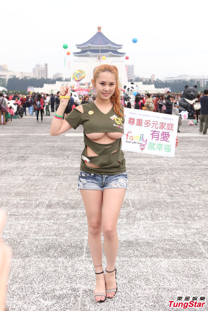 组图:女星撕t恤露下半球 招摇上街诉同性平权_高清