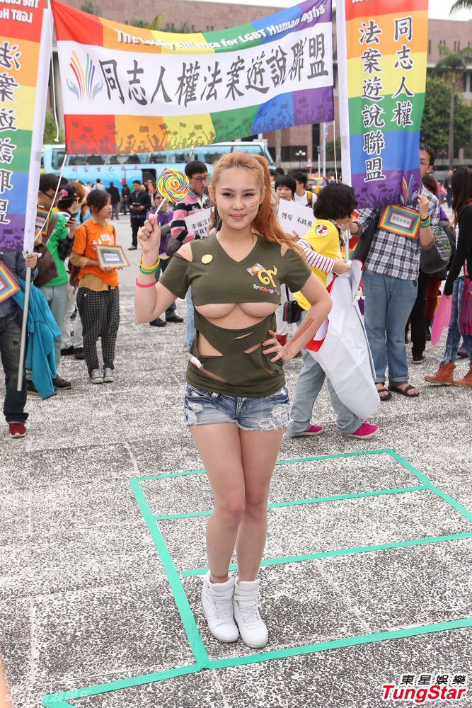 组图:女星撕t恤露下半球 招摇上街诉同性平权_高清图集_新浪网
