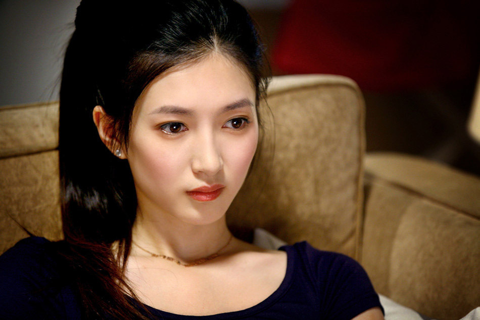 组图:《一仆二主》江疏影剧照 扮白领被赞清新