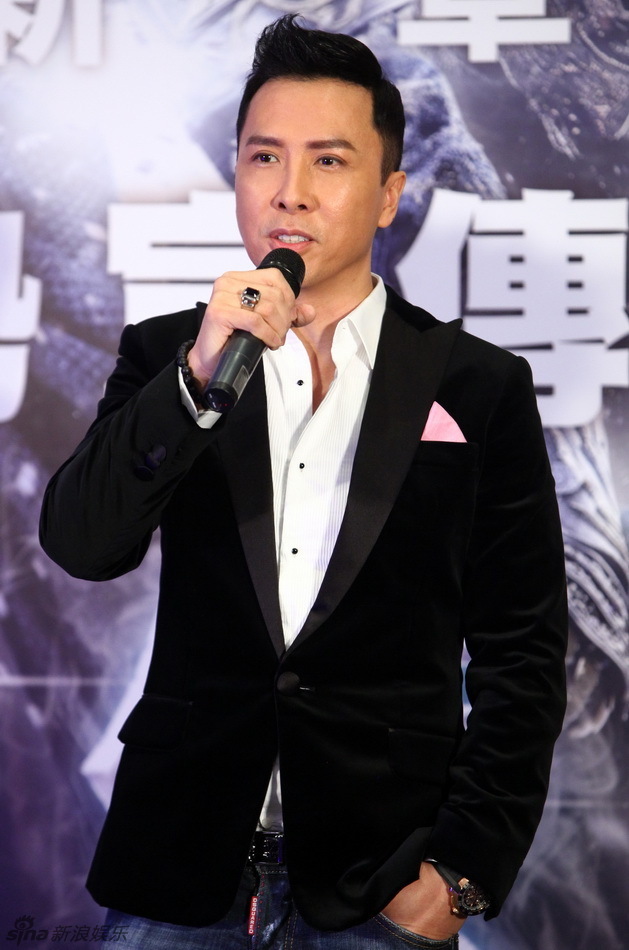 甄子丹亮相