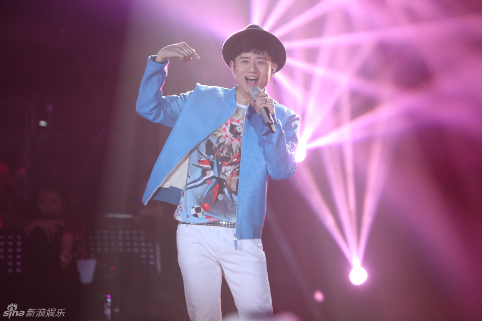 组图:周笔畅玩谢耳朵乐器 邓紫棋黑丝秀腿