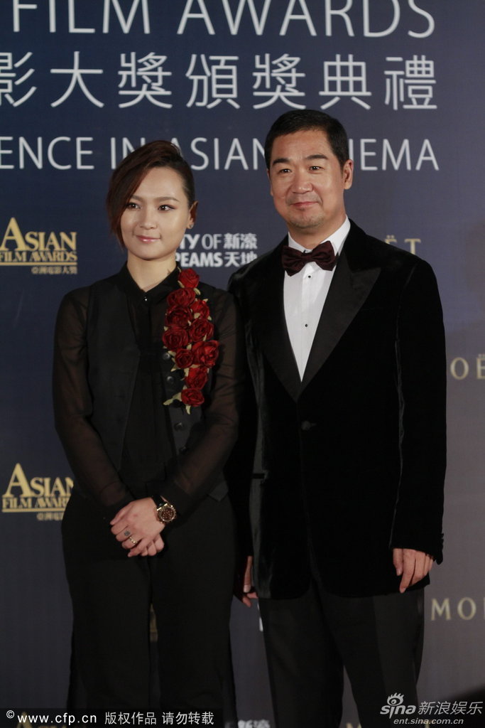 组图:周笔畅帅气黑西服镶花 与张国立携手亮相_高清图集_新浪网