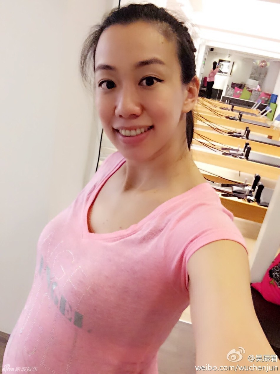 组图:吴辰君怀孕5个月健身 皮肤白嫩身材好_高清图集