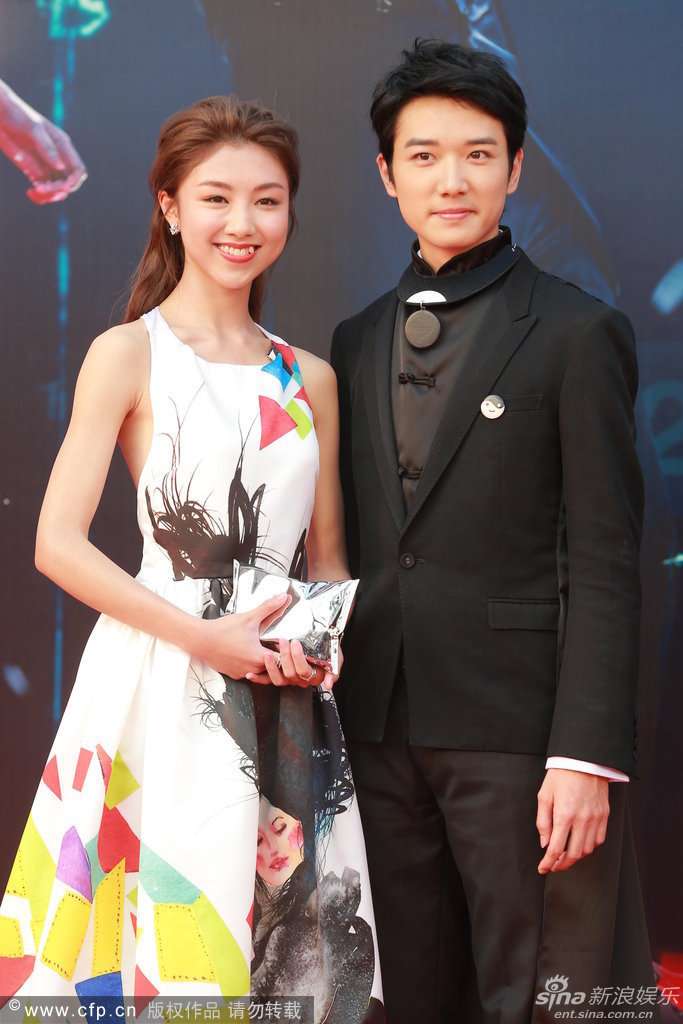 组图:颜卓灵红毯镂空秀美背 携手 蔡瀚亿 卖萌- 