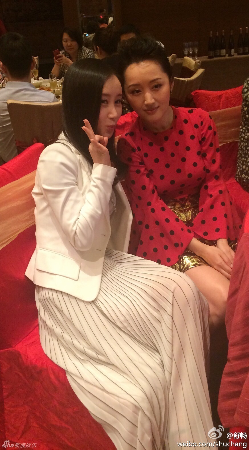 杨钰莹与舒畅合影