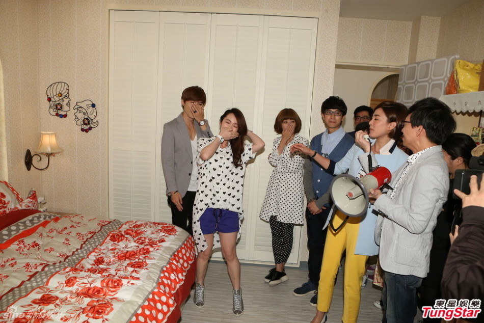 组图:唐禹哲Darren搞笑逗趣 新剧上演滚床秀