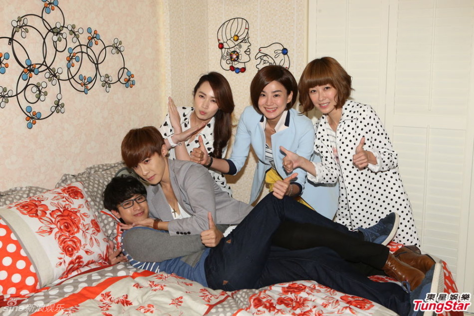 组图:唐禹哲Darren搞笑逗趣 新剧上演滚床秀