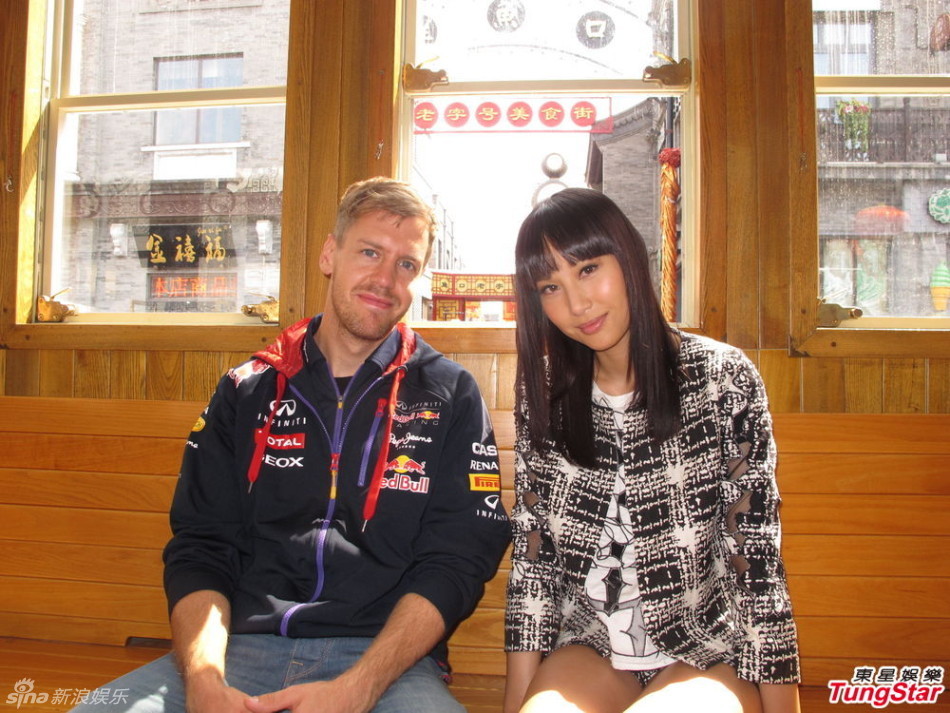 组图:徐子珊携手F1冠军赛车手畅游北京旧街- 娱
