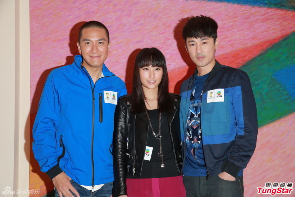 组图:群星录世界杯主题曲 谭咏麟炫万人迷签名