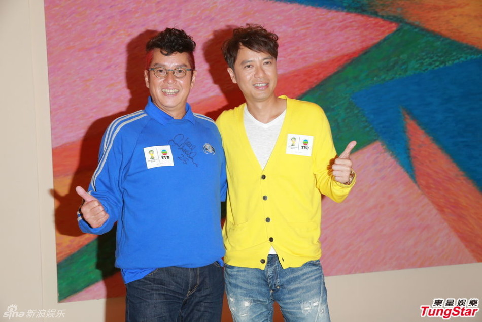 组图:群星录世界杯主题曲 谭咏麟炫万人迷签名