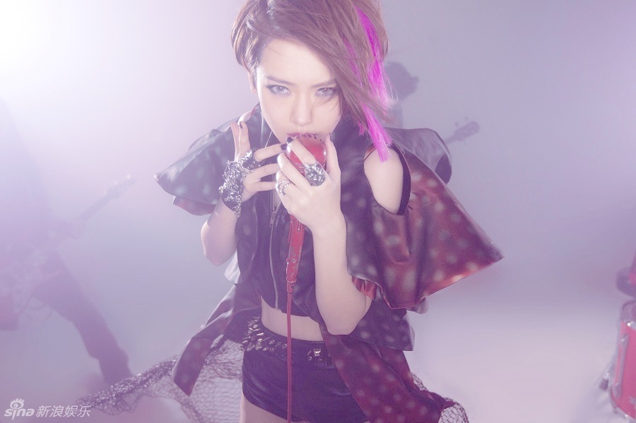 组图:戚薇拍MV走摇滚范儿 约好友深夜报复社会