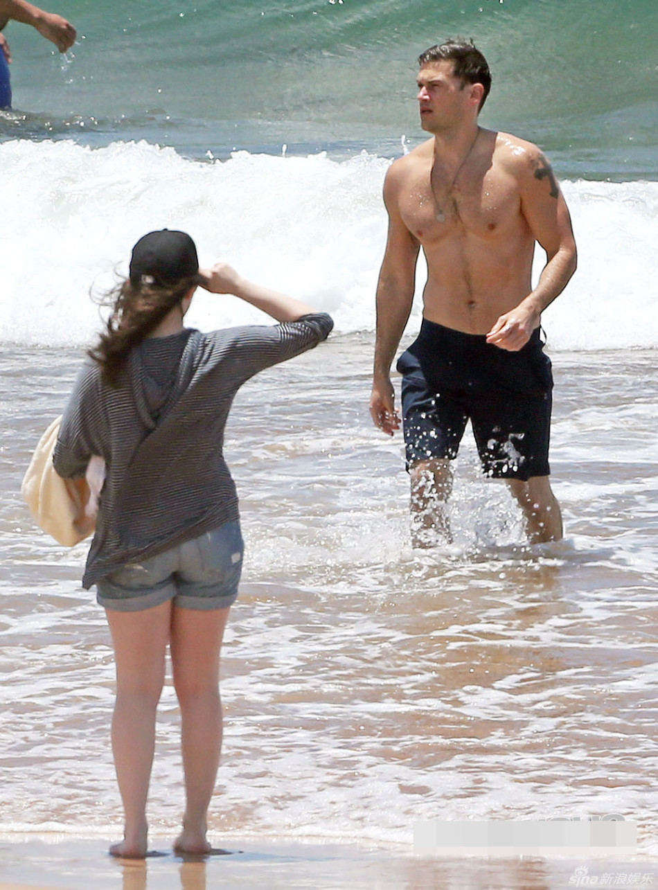 组图:<em>破产姐妹</em>MAX海滩度假 紧贴男友场面甜蜜