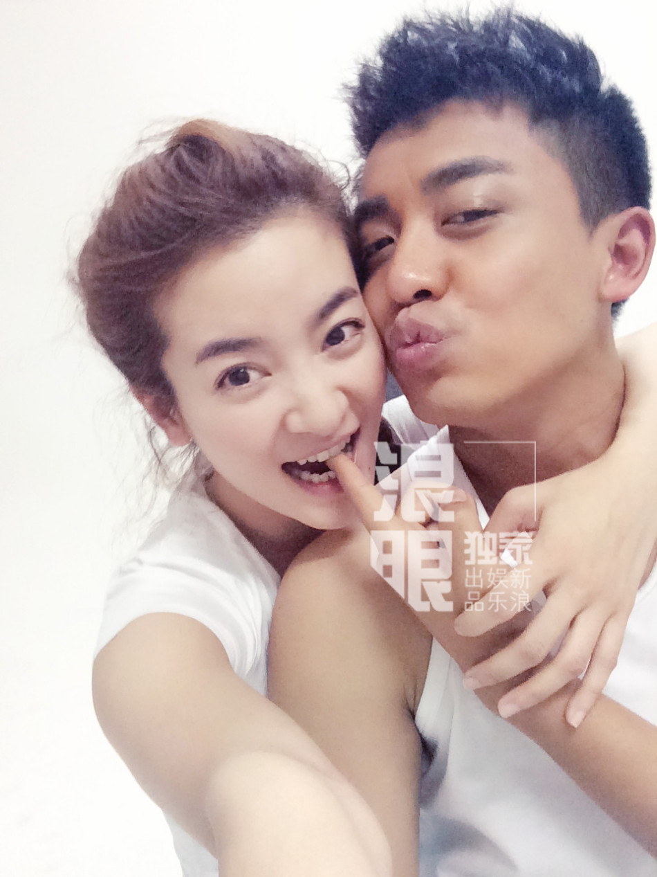 组图:李佳航李晟微博认爱 私房照曝光甜蜜温馨