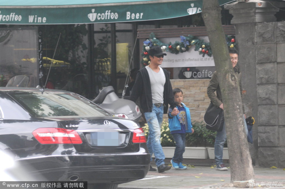 组图: 咆哮帝 马景涛黑超带子散步 变奶爸展笑颜