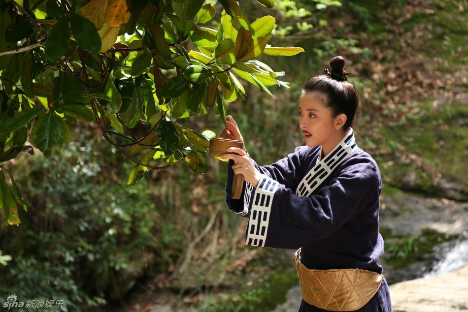 组图:《映山红》黄小蕾女扮男装成翩翩公子