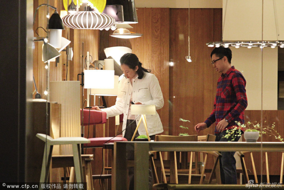 郭晶晶抱儿子霍启刚陪同 婆婆选家具 -- 佛山E家|佛山信息网|顺德信息网|第一综合信息门户网-FSEHOME.COM