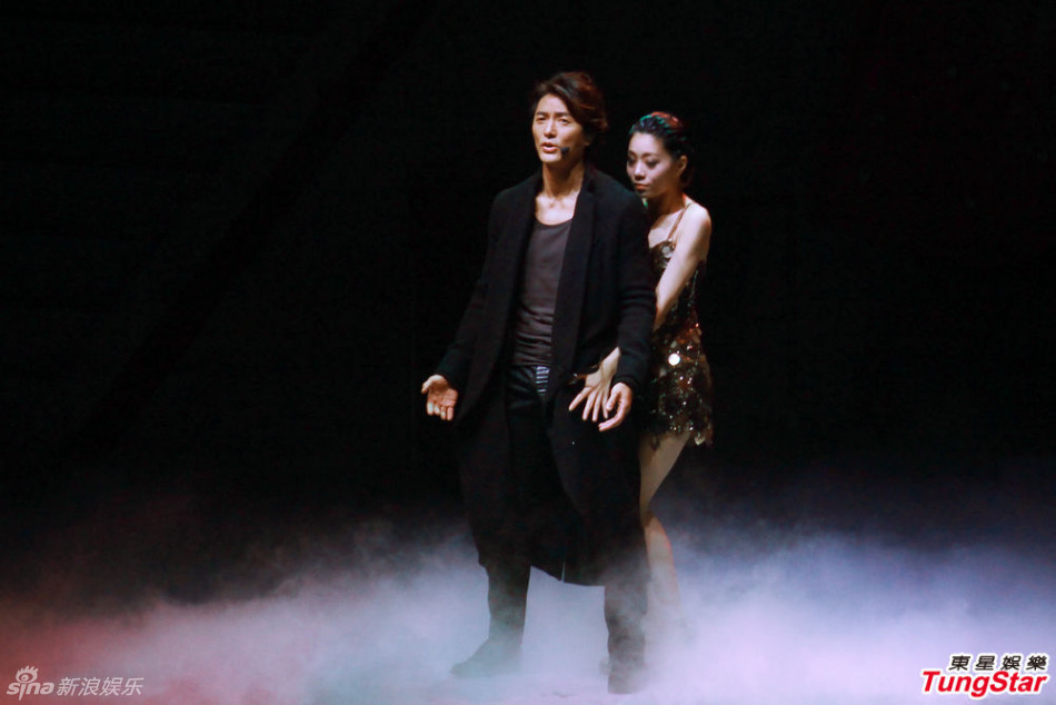 组图:郑伊健陈小春澳门开唱 太太未到场支持