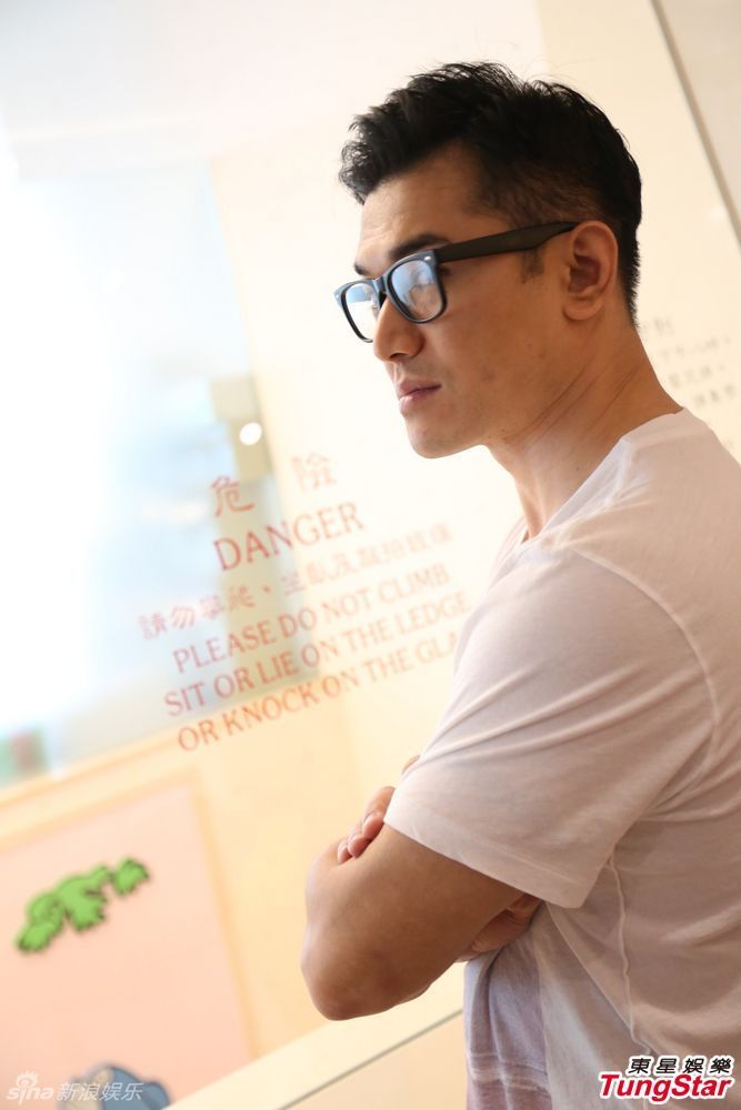 组图:黄长兴初见女儿感动欲落泪