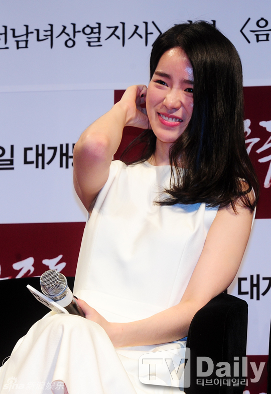 组图:宋承宪宣传《人间中毒》展画功抱影迷