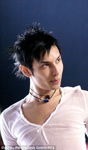 奥变装皇后回国长裙娇俏 粉丝贴胡子接机