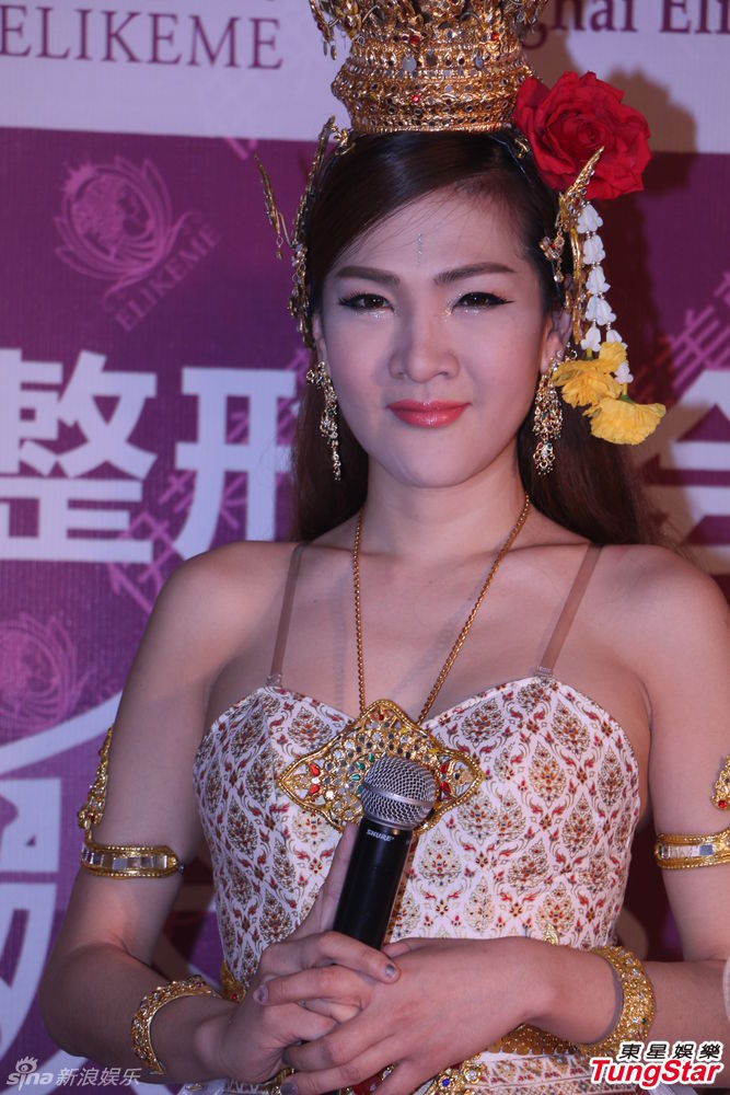 组图:泰国人妖姐妹热吻 隆胸进军中国演艺圈