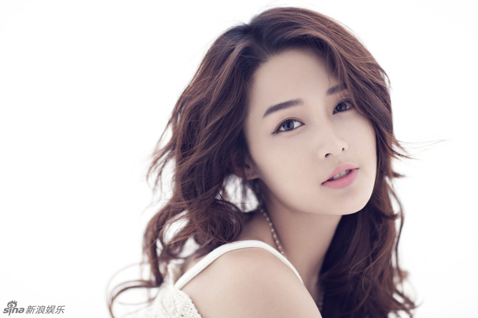 组图:李沁新剧唯美 写真初试性感展成熟魅力