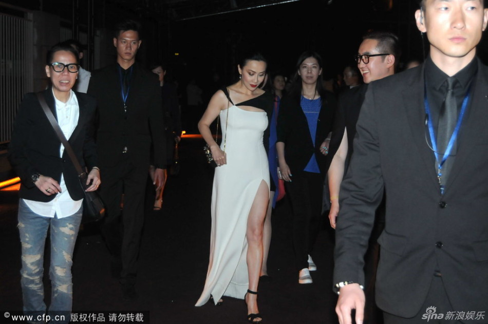 组图:刘嘉玲穿高开叉裙子露美腿 频低头防摔跤