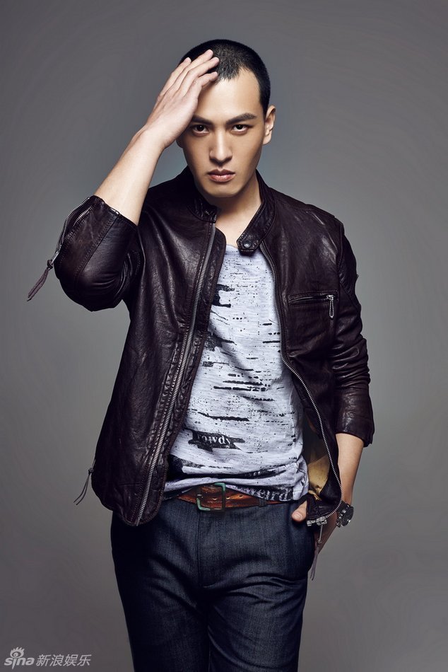 组图:马文龙痞态休闲大片 引领今夏光头风潮